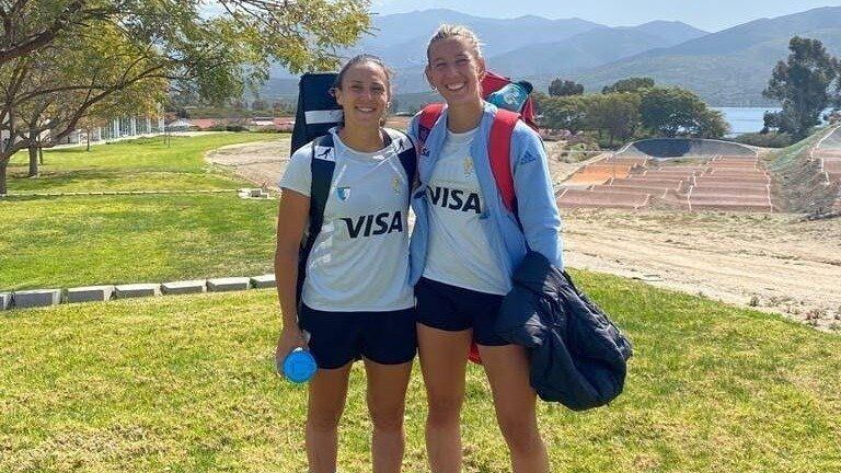 Valentina Costa Biondi y Bárbara Dichiara esperan el debut con las Leonas en Chile.