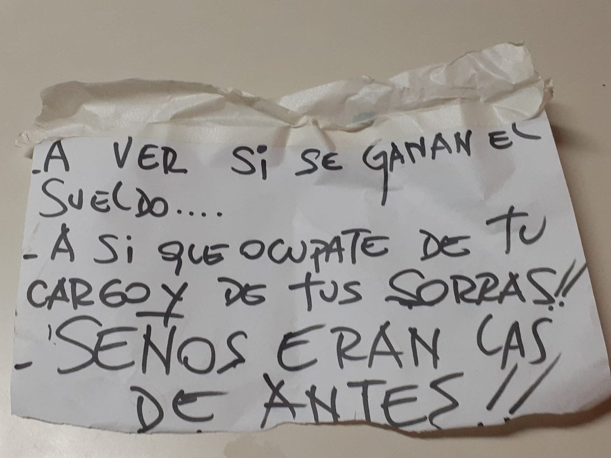 El mensaje escrito a mano fue hallado en la reja sobre la vereda.