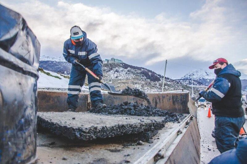 El Municipio realiza tareas de bacheo y reparación en el ingreso a Andorra