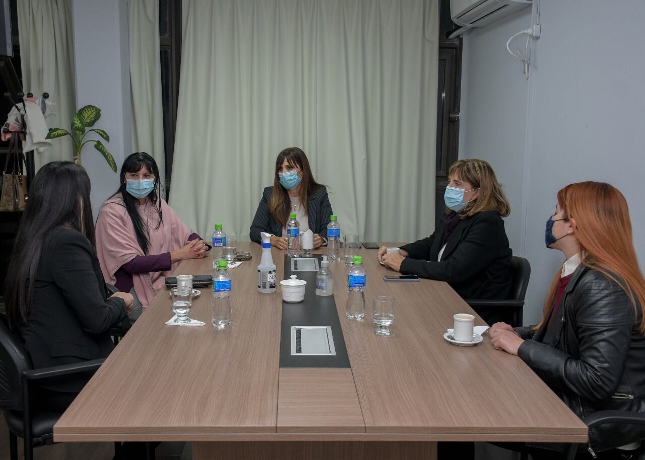 Paula, Ayelén y su abogada, Laura Sesma, fueron recibidas por autoridades de la Policía de Córdoba