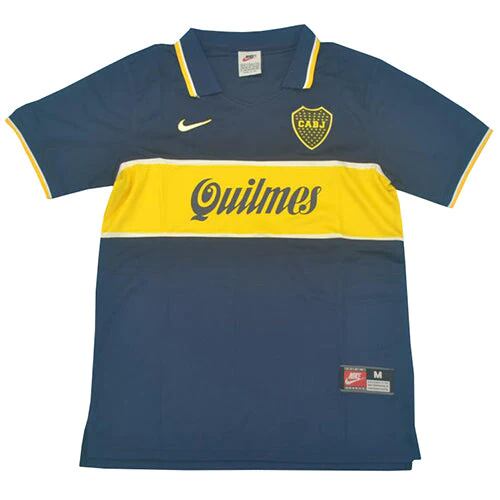 La camiseta de Boca con el detalle de las franjas blancas.