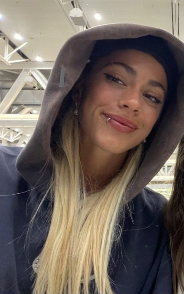 Tini Stoessel en el aeropuerto previo a viajar hacia Miami hace unos días.