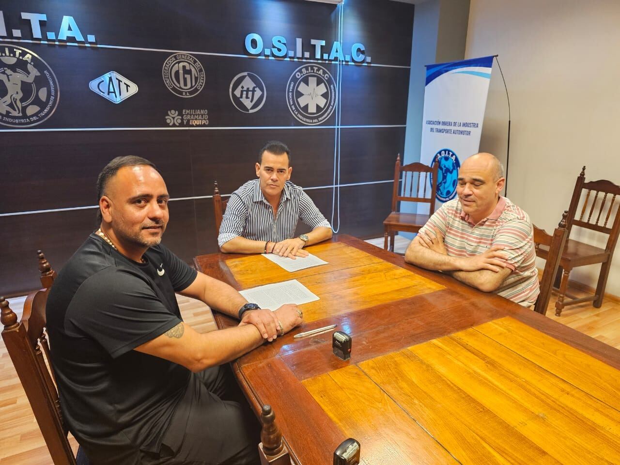 El secretario de transporte Marcelo Rodio junto al secretario gremial de Aoita, Claudio Luna, y el gerente de interurbanos de Ersa, Javier Savoy.