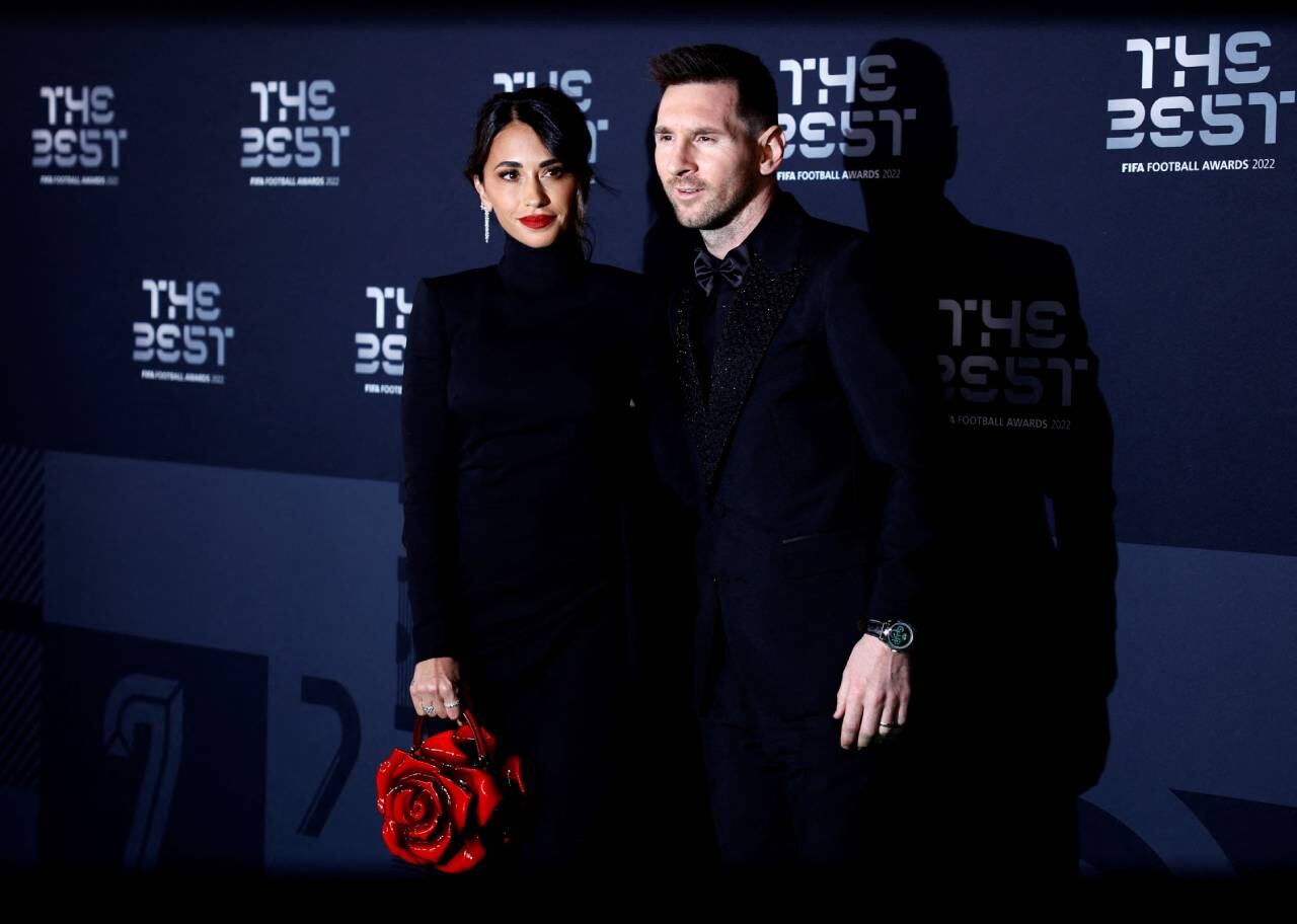 La pareja capturó la atención de toda la prensa con su look.