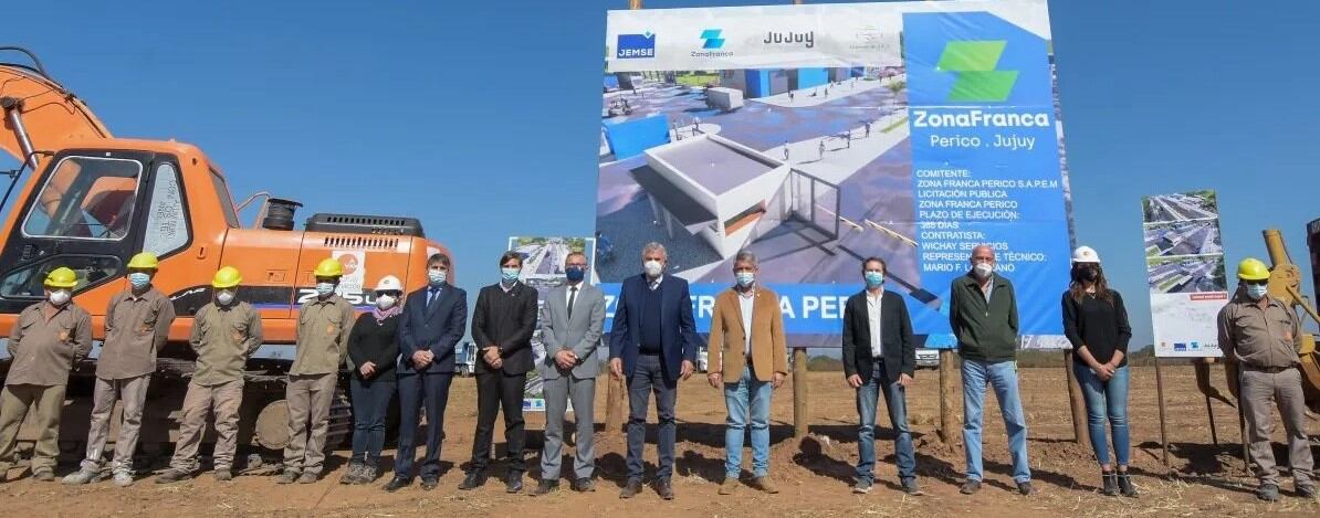 Autoridades, empresarios y trabajadores, en el acto de inicio de obras en el predio de la zona franca de Perico.