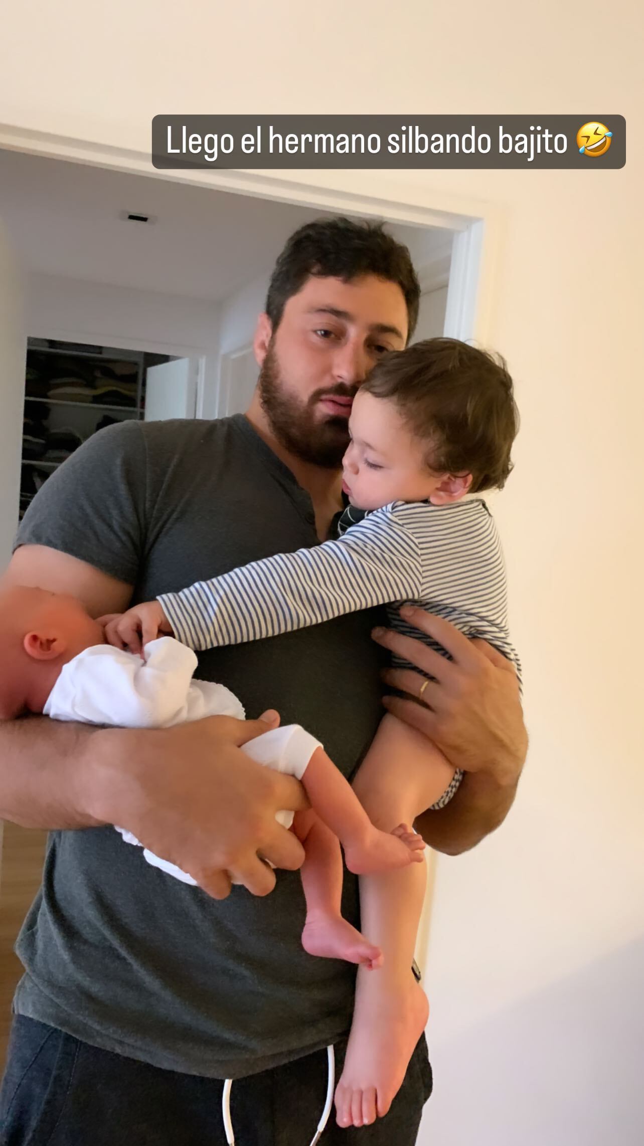 Javier Ortega Desio con sus dos hijos.