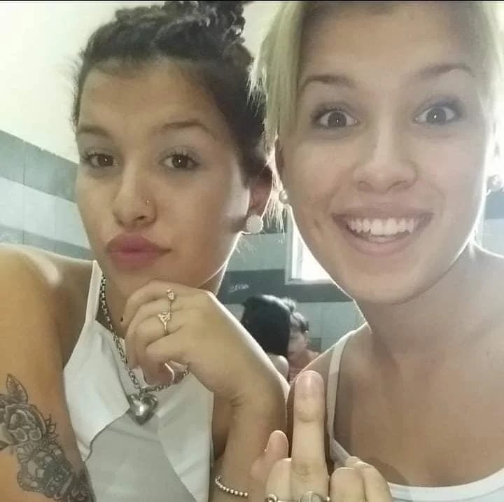 Brisa Ayelén Acebey junto a su hermana melliza