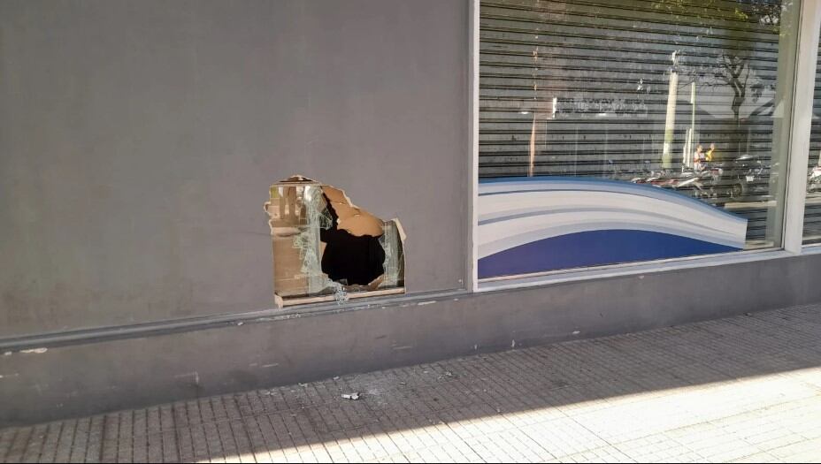 Hicieron un boquete en un local de Cetrogar en pleno centro de San Luis y se llevaron de todo.