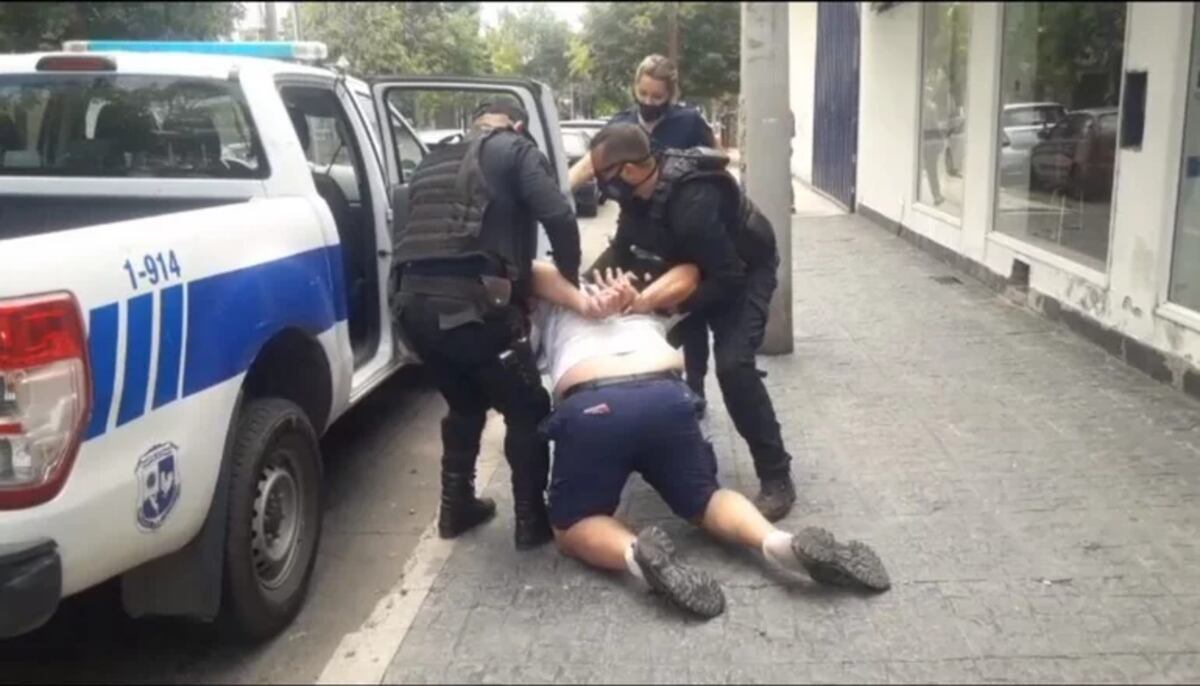 Rápido y furioso: conducía a gran velocidad y agredió a un inspector municipal
