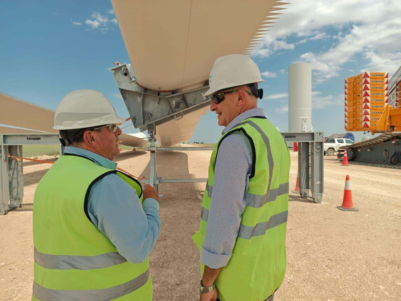 Continúa la instalación de aerogeneradores en el Parque Eólico Pampa Energía.