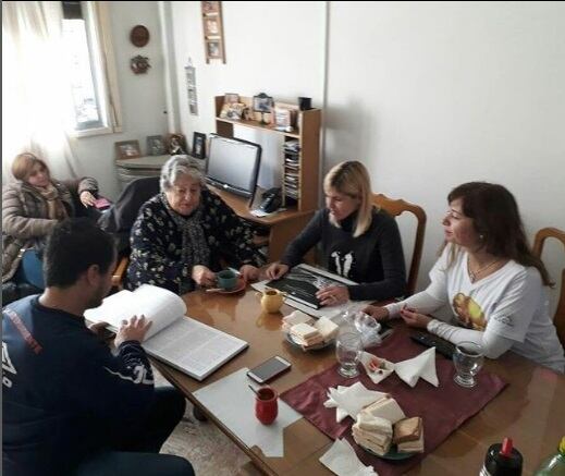 Hebe de Bonafini, visitando la casa que fuera de Azucena. A derecha, María Laura De Vincenti.