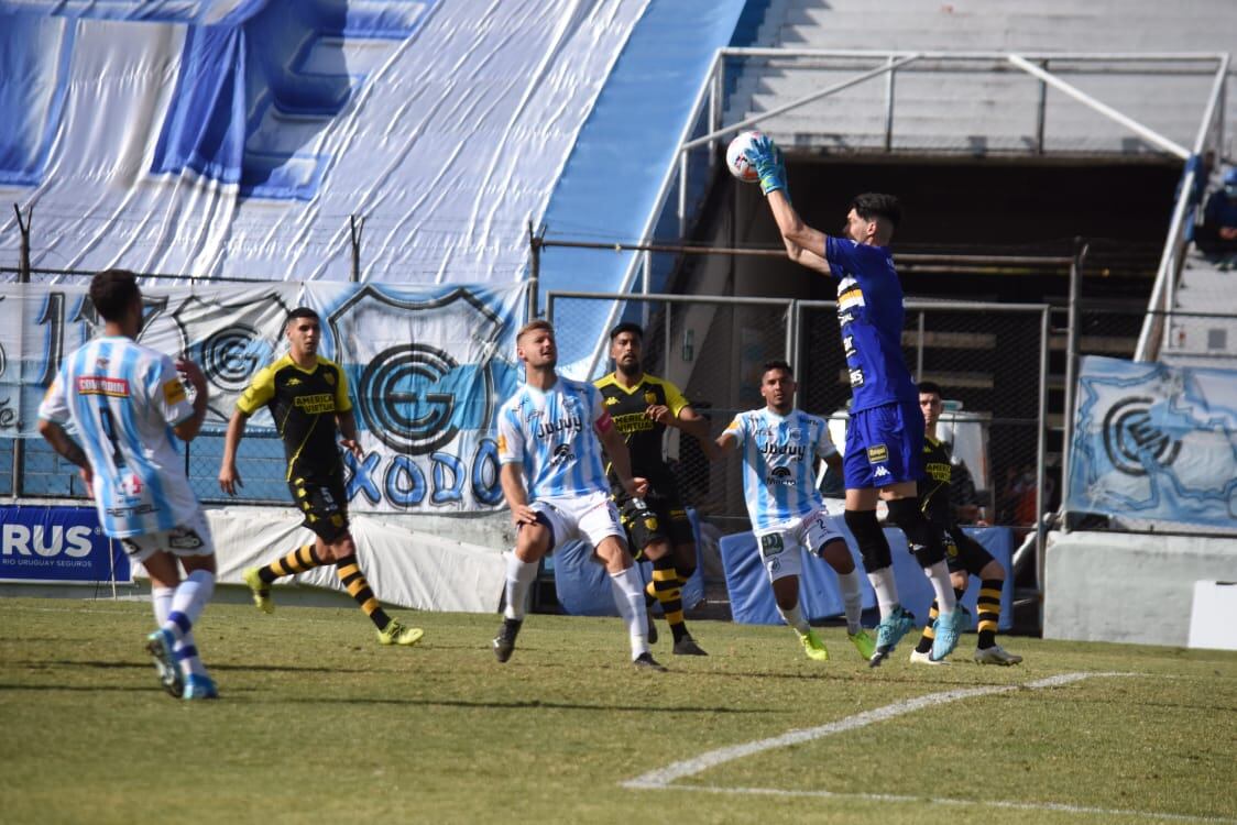 El equipo de Tandil volvió a perder y está cada vez más cerca del último puesto de la tabla.