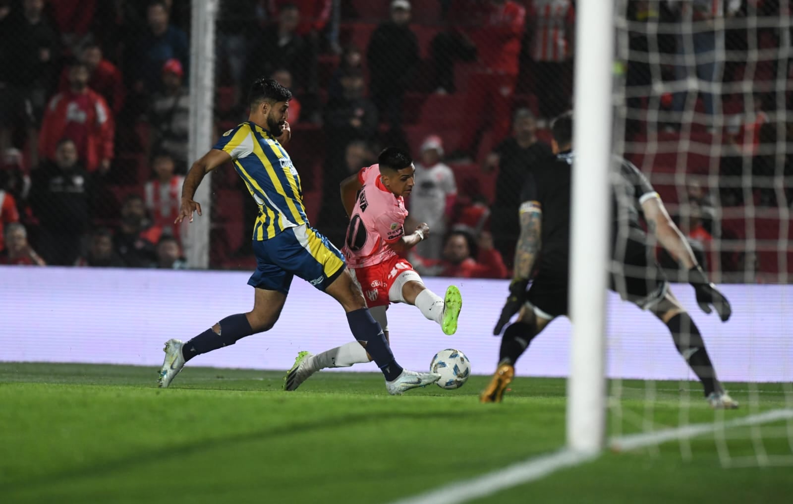 Un partido trabado, con poco espacios enfrentó Instituto con Rosario Central en Alta Córdoba por la Copa de la Liga Profesional. (Facundo Luque / La Voz)