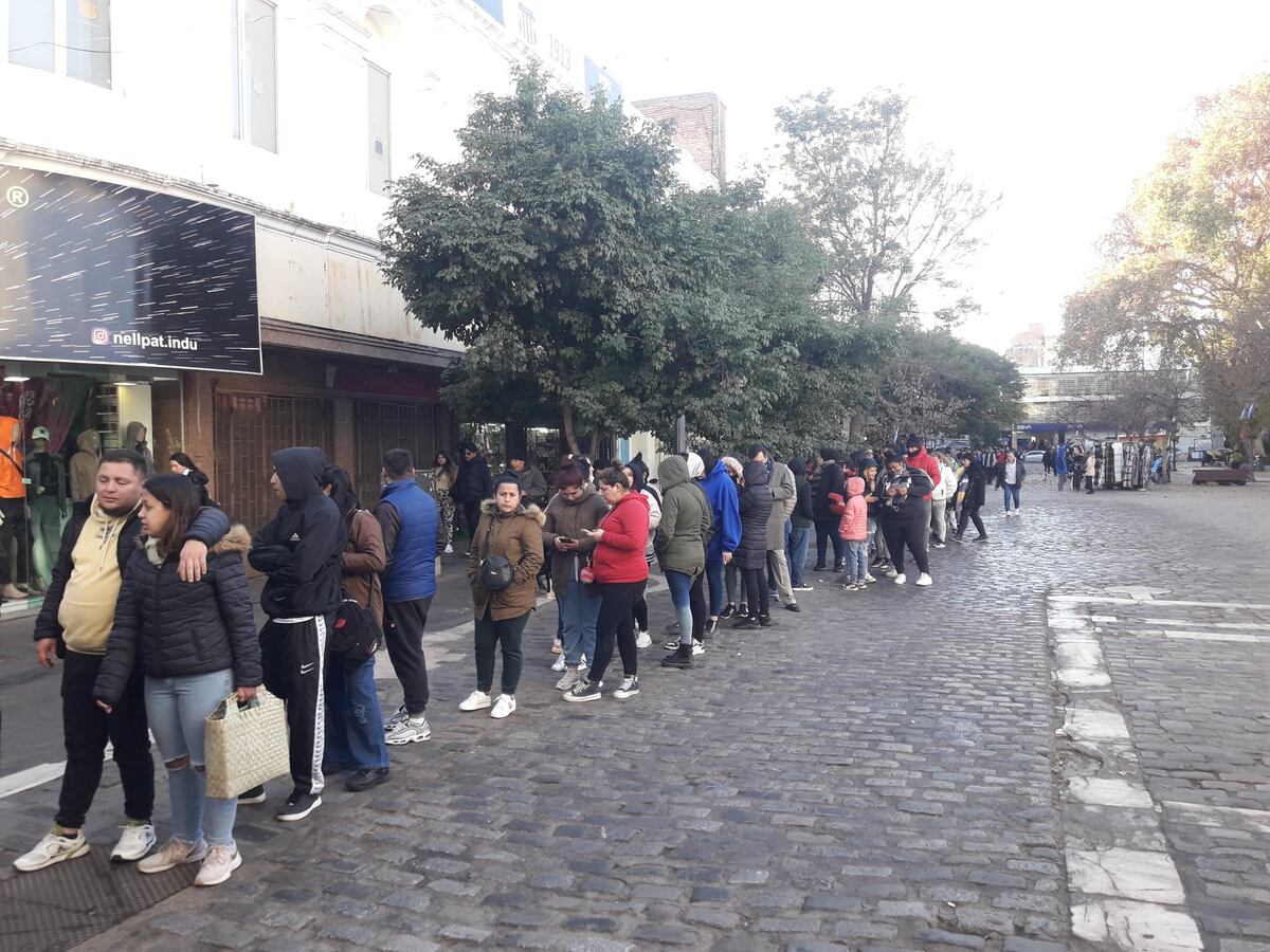 Locura total por La Mona Jiménez: fanáticos pasaron de largo e hicieron largas filas para las entradas al baile
