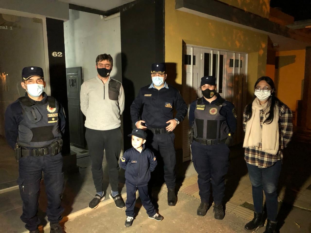 Emi junto con los padres y los policías. (Foto gentileza: Familia Boschetto).