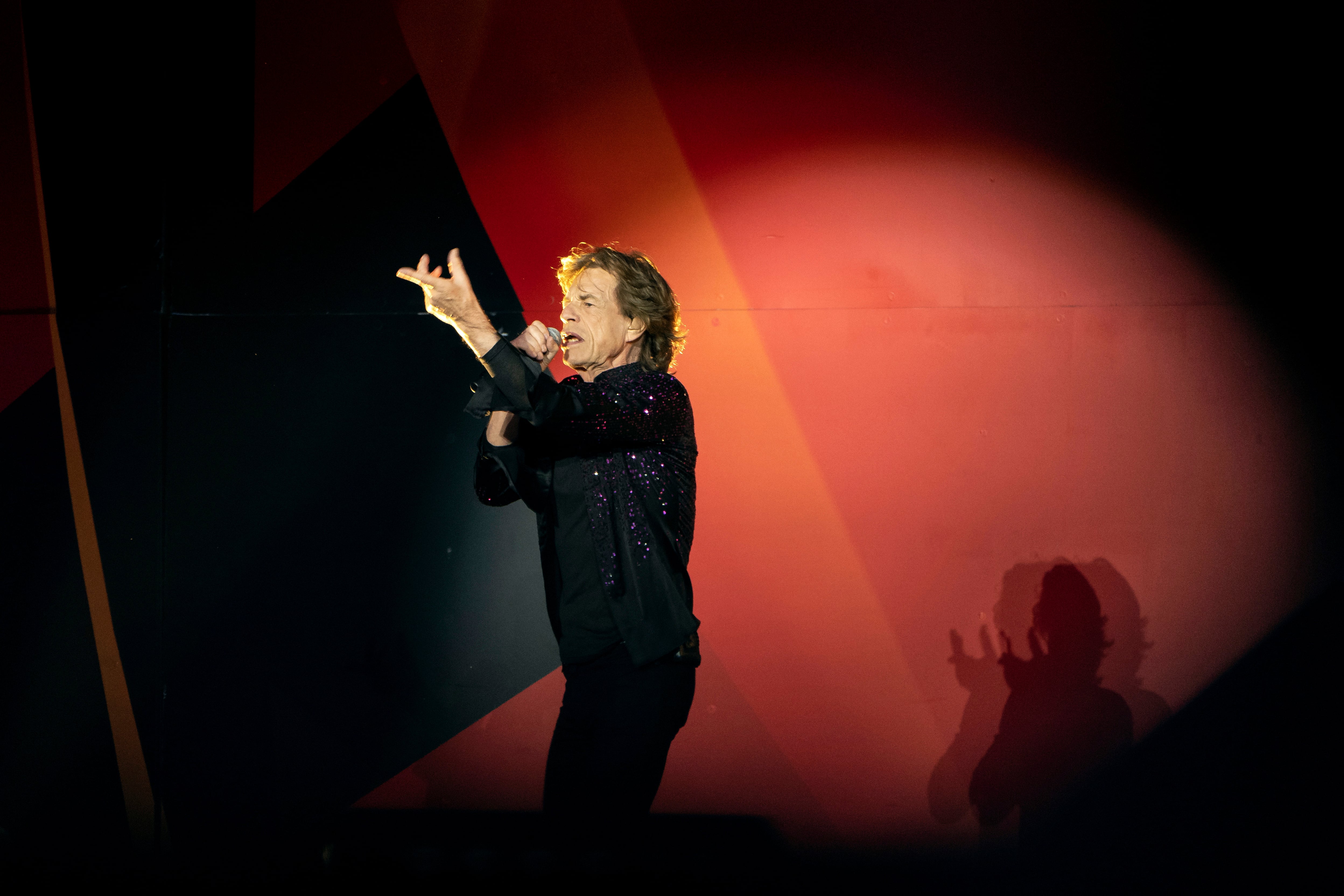 ARCHIVO - Mick Jagger, de los Rolling Stones, canta durante una actuación en el estadio Groupama, en las afueras de Lyon, en el centro de Francia, durante un concierto de su gira europea "Sixty" (Sesenta), el 19 de julio de 2022. (AP Foto/Laurent Cipriani, Archivo)