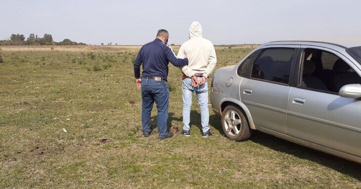 El hombre intentó escaparse a pie por zona de campos, pero fue atrapado por los policías.