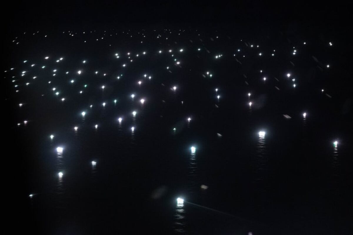 La ciudad de luces que flota en el Mar Argentino y depreda los mares