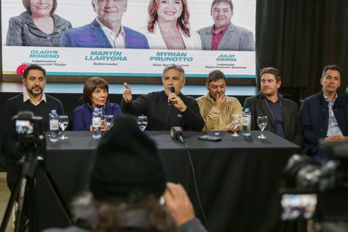 Llaryora en conferencia de prensa.