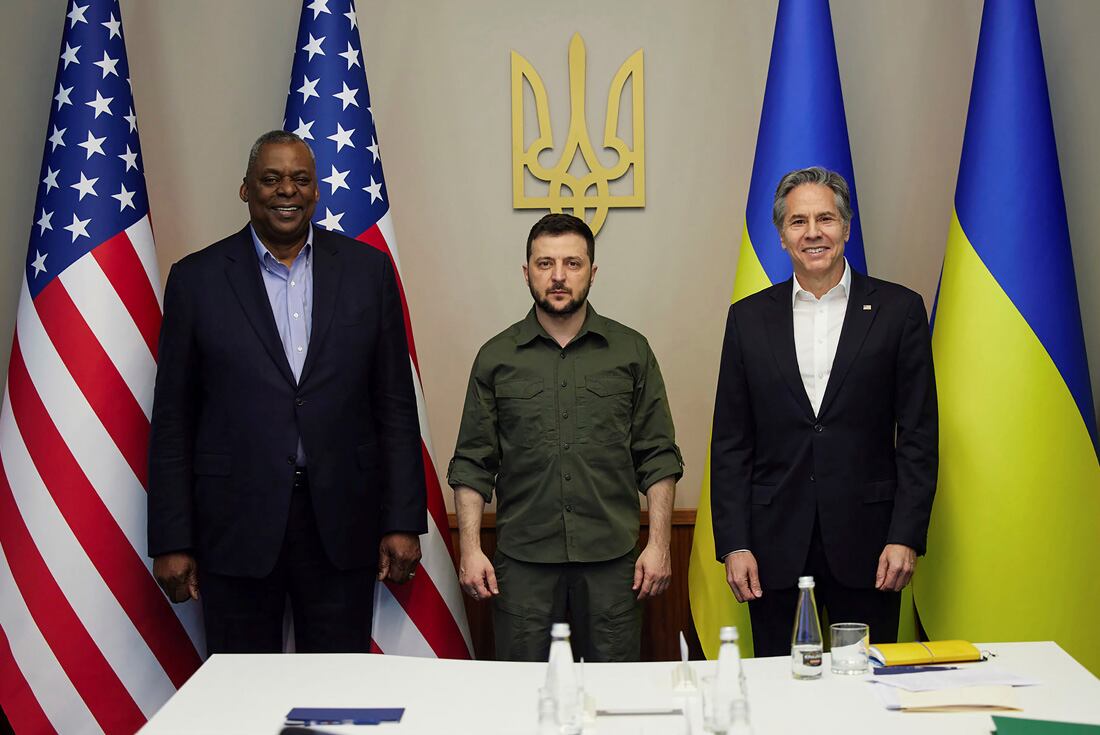 El secretario de Defensa de los Estados Unidos, Lloyd Austin, el presidente de Ucrania, Volodymyr Zelensky, y el secretario de Estado de los Estados Unidos, Antony Blinken, posan para una fotografía durante su reunión en Kiev, Ucrania. (Oficina de Prensa Presidencial de Ucrania vía AP)