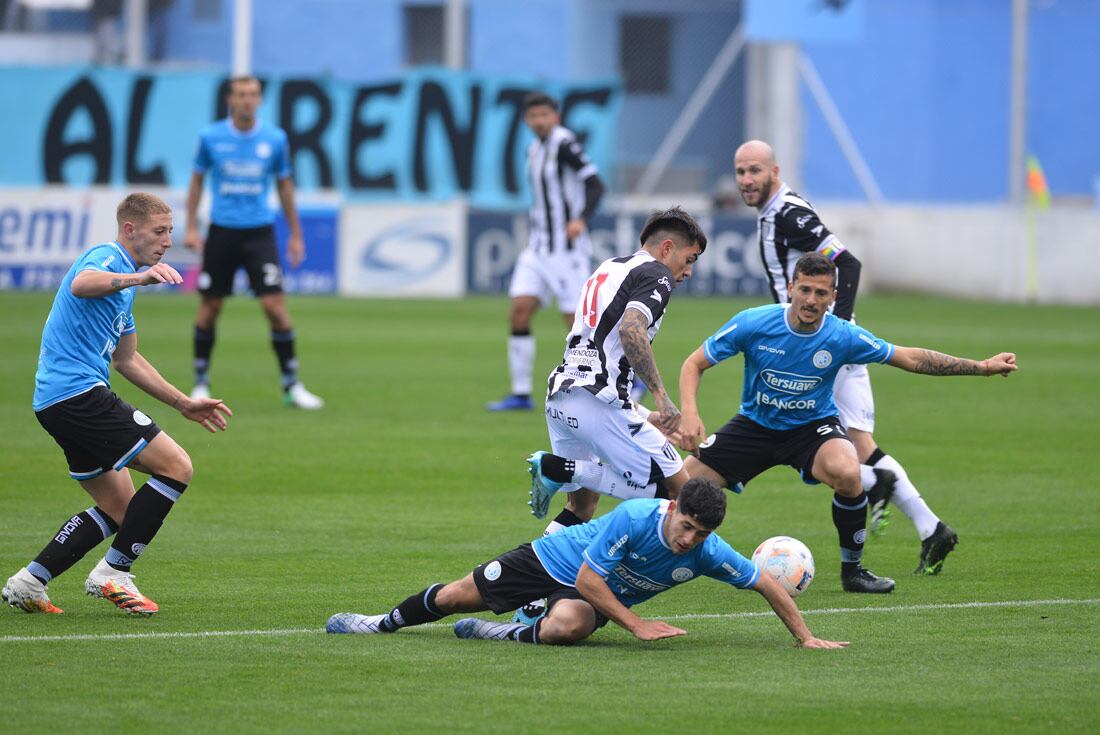 Una escena del partido entre Gimnasia y Belgrano en el Gigante de Alberdi por la Primera Nacional. (José Hernández)