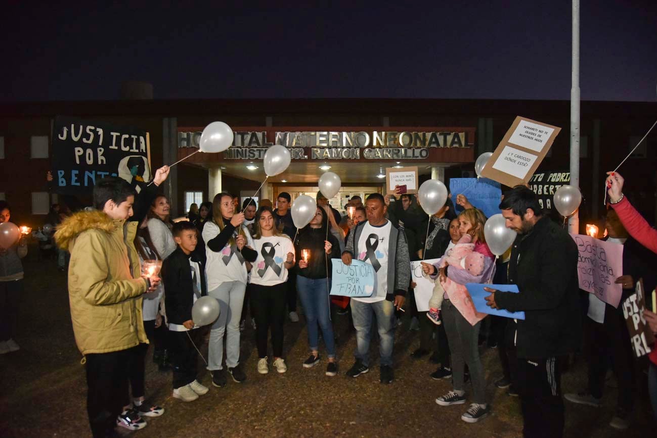 A un año de que se hiciera publico el caso, se convocaron las familias de los bebes fallecidos, en el Hospital Materno Neonatal (Facundo Luque / La Voz)