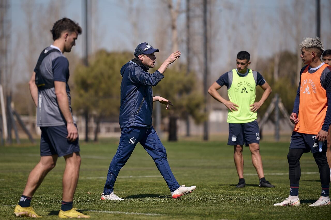 Alexander Medina trabaja a full en el CARD albiazul, en su segundo ciclo.  (Prensa Talleres)