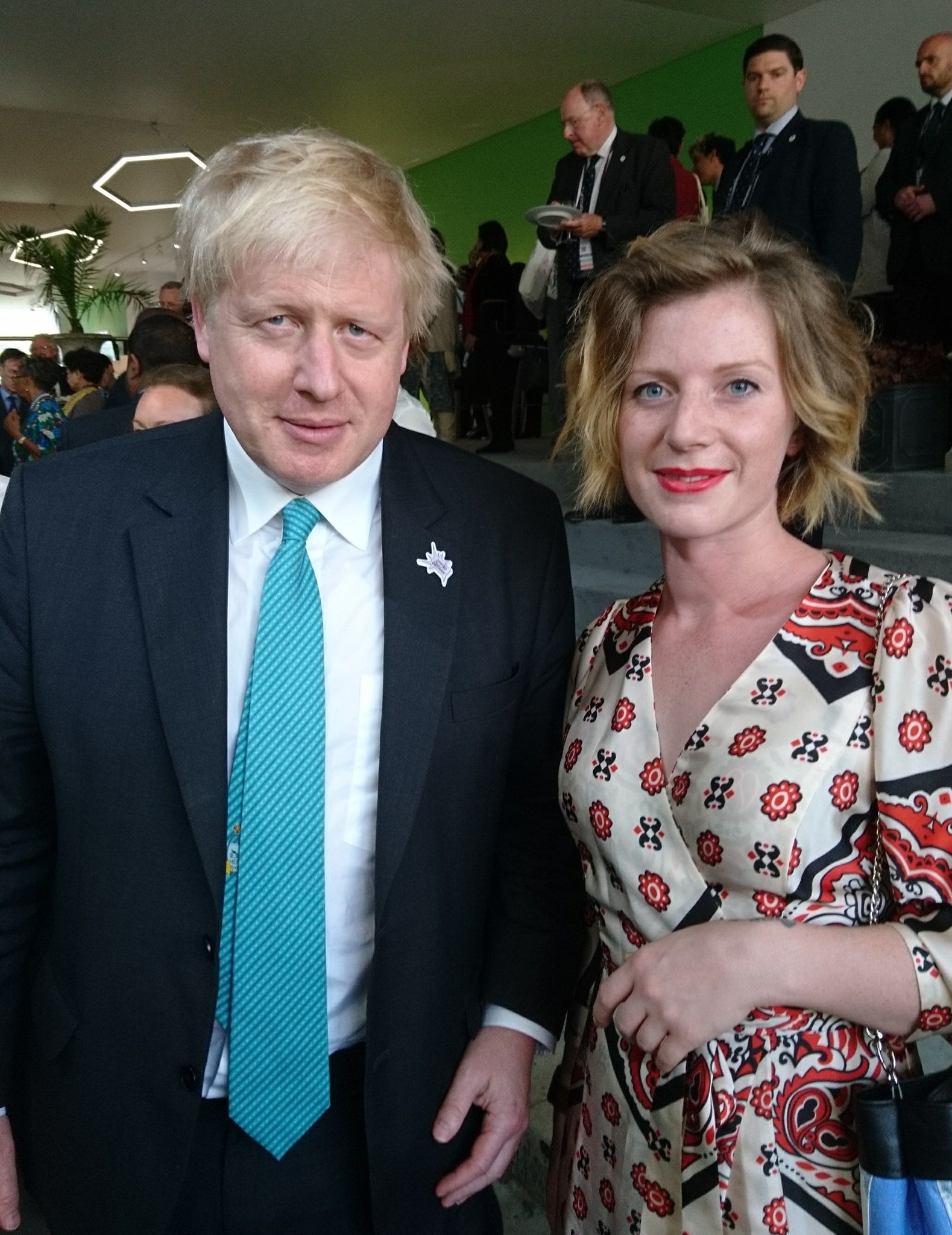 La asambleísta junto al Primer Ministro británico, Boris Johnson