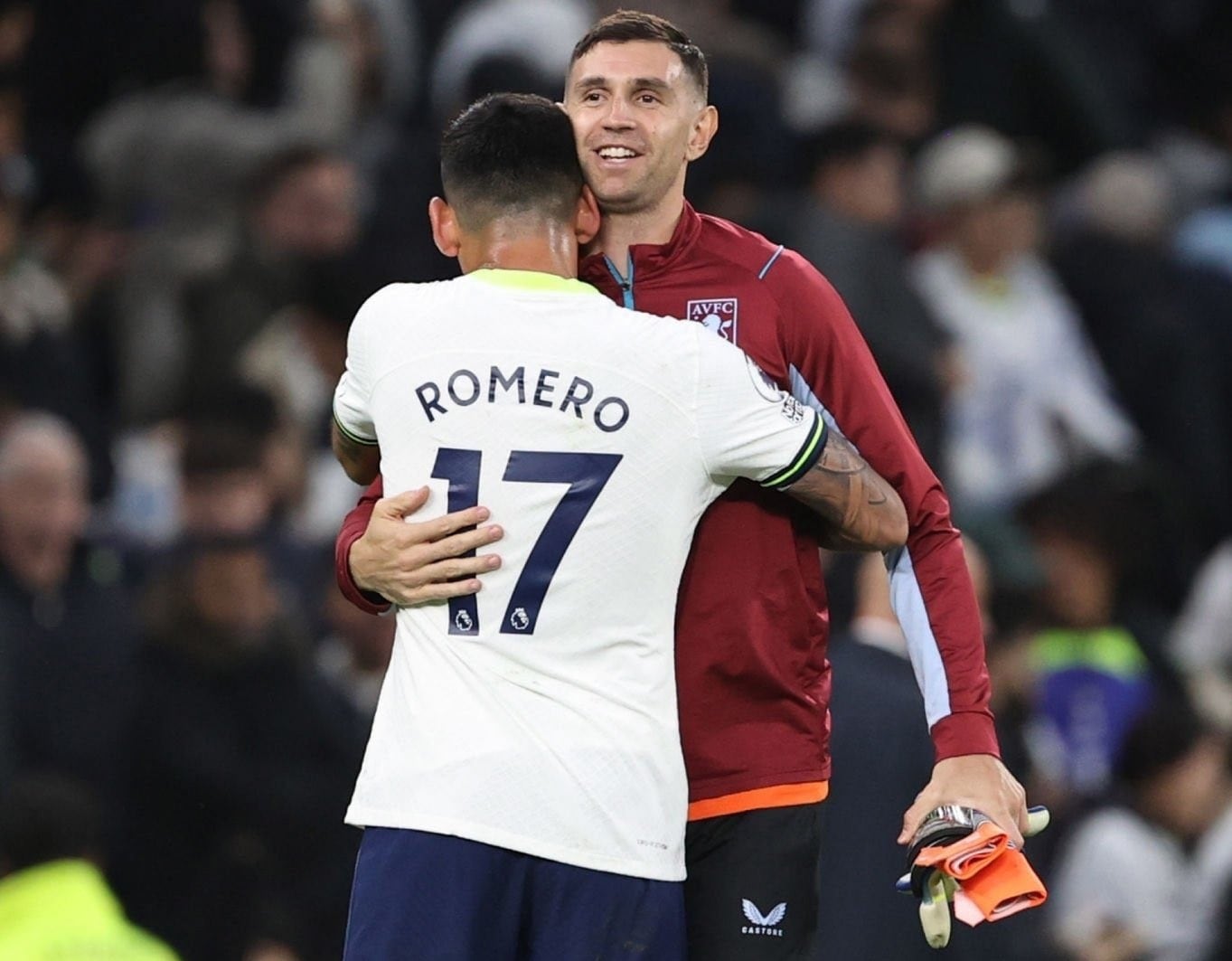 "Cuti" Romero, del Tottenham, y el "Dibu" Martínez.