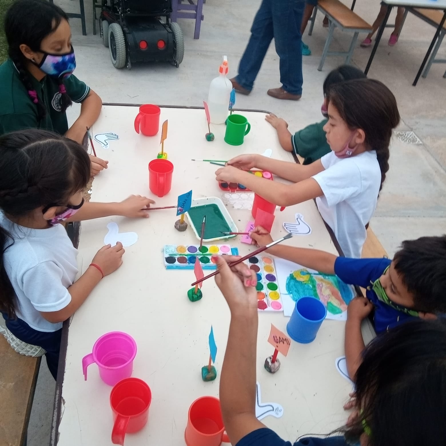 Todos los niños que asisten toman la merienda en la institución y son ayudados con sus tareas escolares.