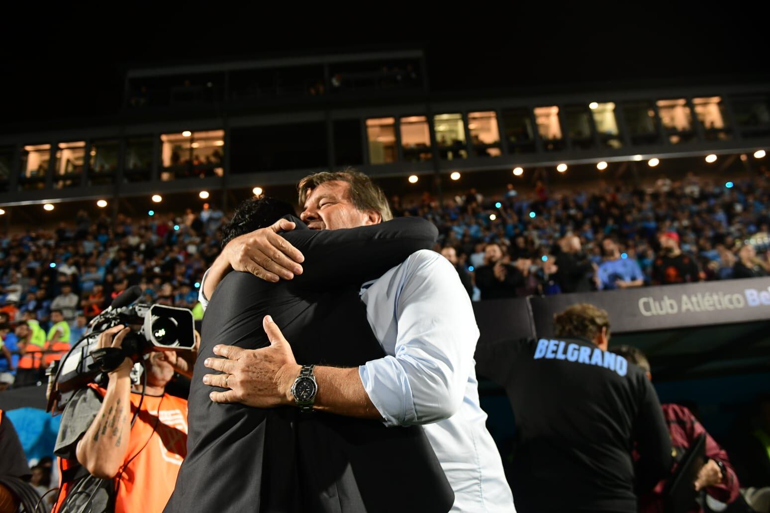 Ricardo Zielinski, entrenador de Lanús, ovacionado por la hinchada de Belgrano. (La Voz)