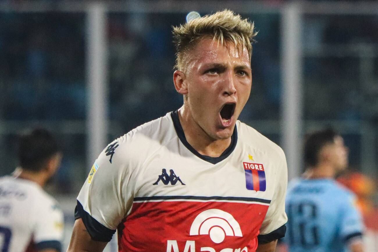 Mateo Retegui celebra uno de sus goles ante Belgrano (Tigre)