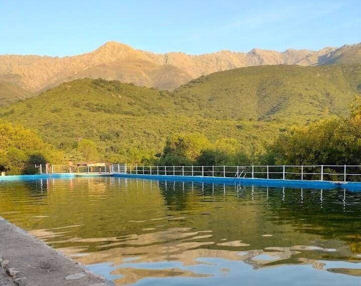 Con agua de arroyo, la psicina cuenta con un espacio para los más pequeños.