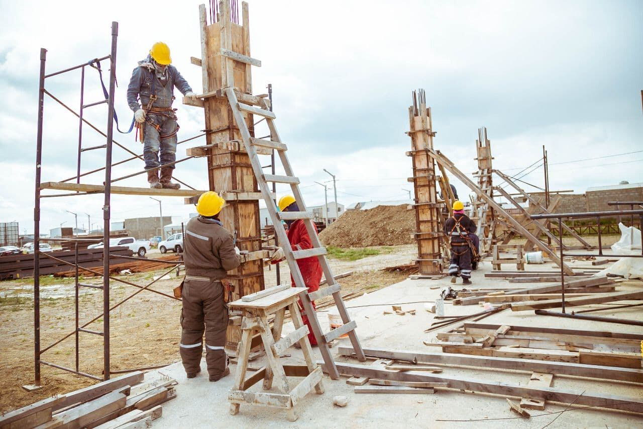 Castillo y Cubino recorrieron las obras del nuevo edificio de la escuela técnica en Margen Sur