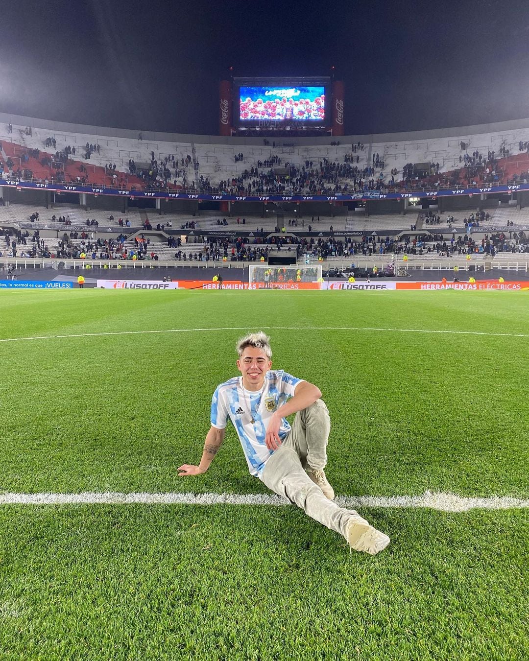 El cantante cordobés presentó "El Campeón" en el estadio de River.