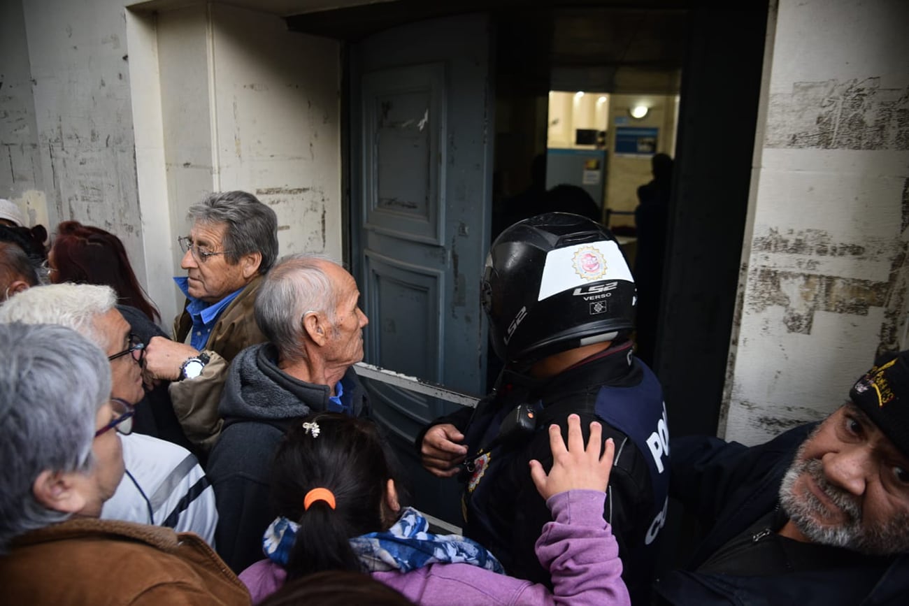 Anses Córdoba. Protestas en la sede de Plaza San Martín por falta de atención al público. (Pedro Castillo / La Voz)