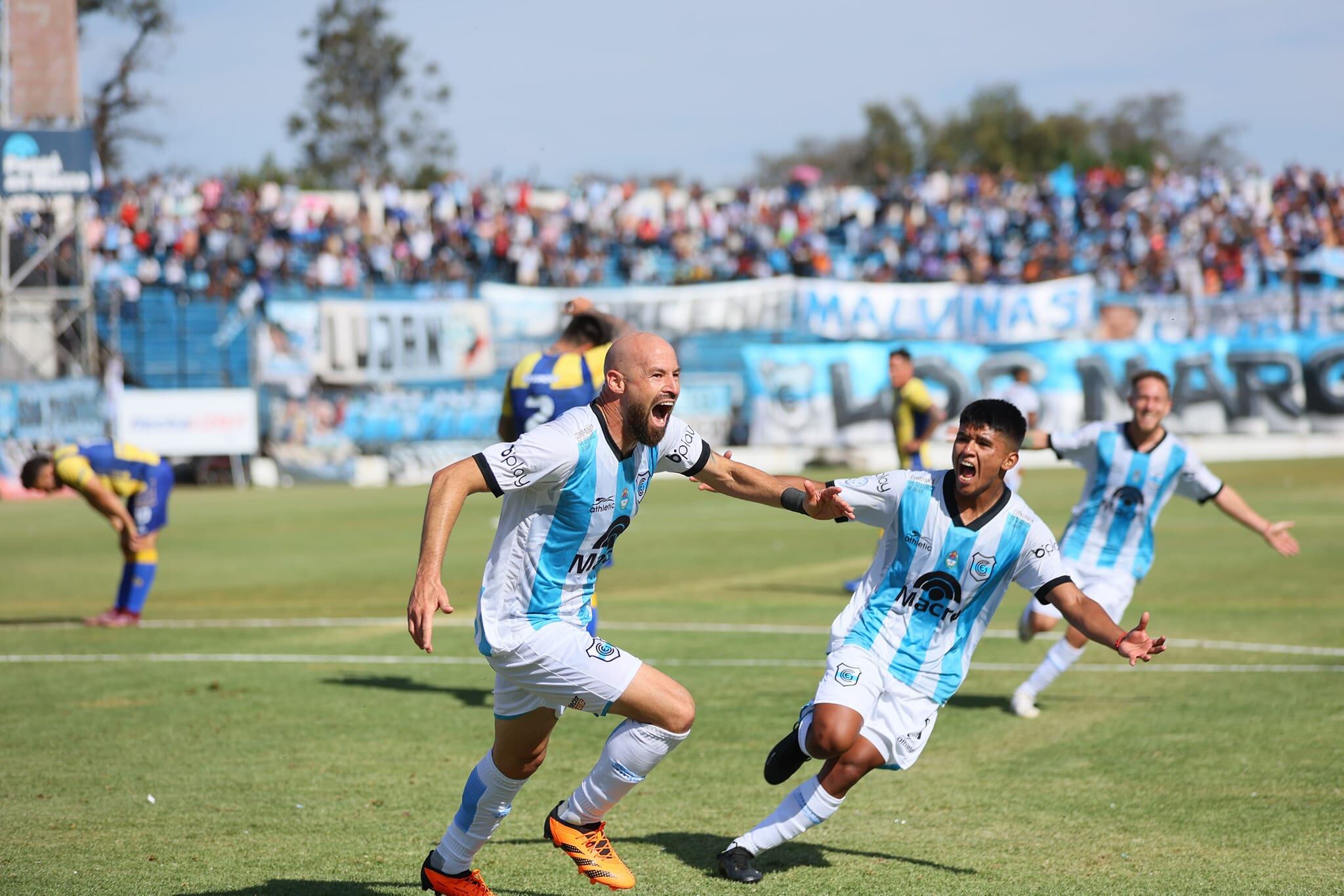 En la primera conquista del "Lobo", el desaforado grito de gol de Tévez y sus compañeros, contrasta con el desconcierto de los jugadores de Atlanta.