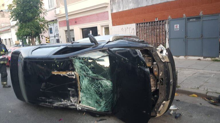 Chocó tres autos, volcó y mordió a policías (Fotos: GCBA)