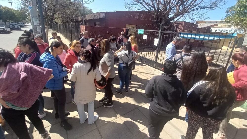 El papá se encadenó en la puerta de la institución. Otros padres se sumaron al reclamo.