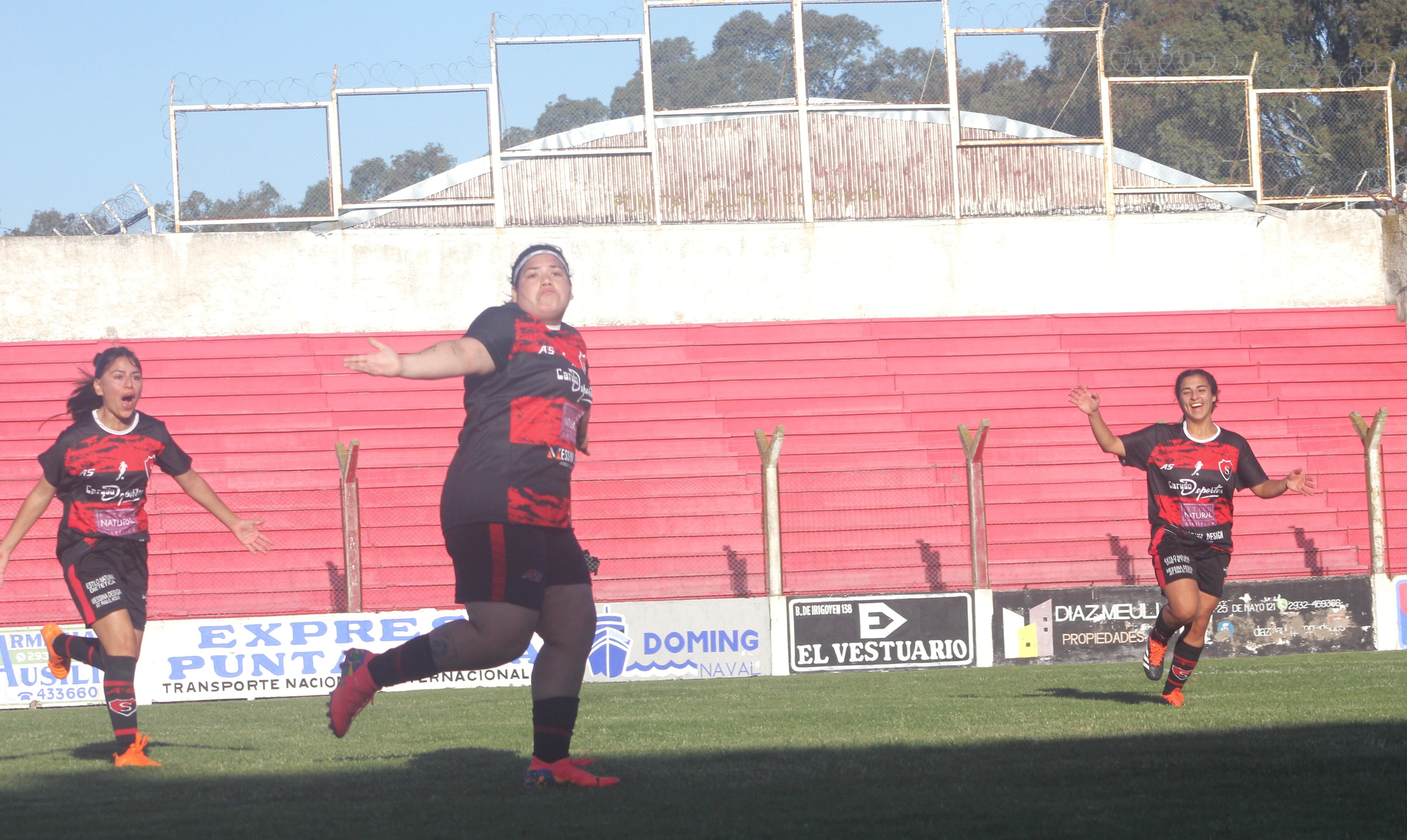 Alexia Villani anotó los dos goles de Sporting en la victoria ante Rosario.