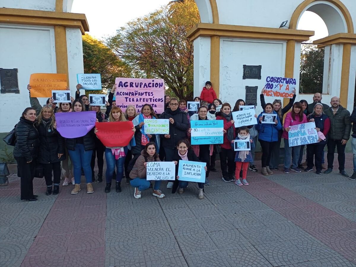 Los acompañantes terapéuticos de Punta Alta se unen para luchar por sus derechos