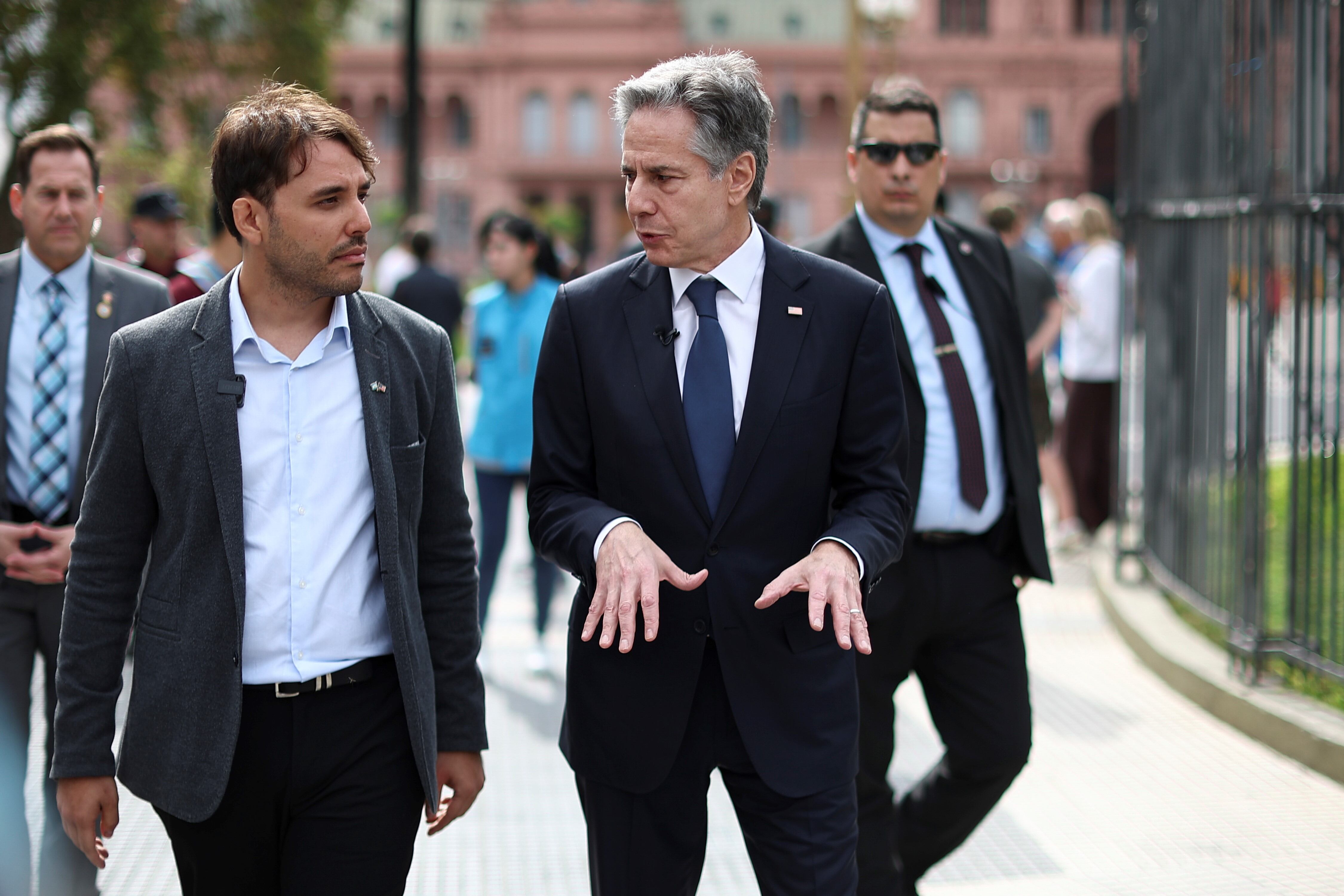 Blinken caminando por Plaza de Mayo. (AP)