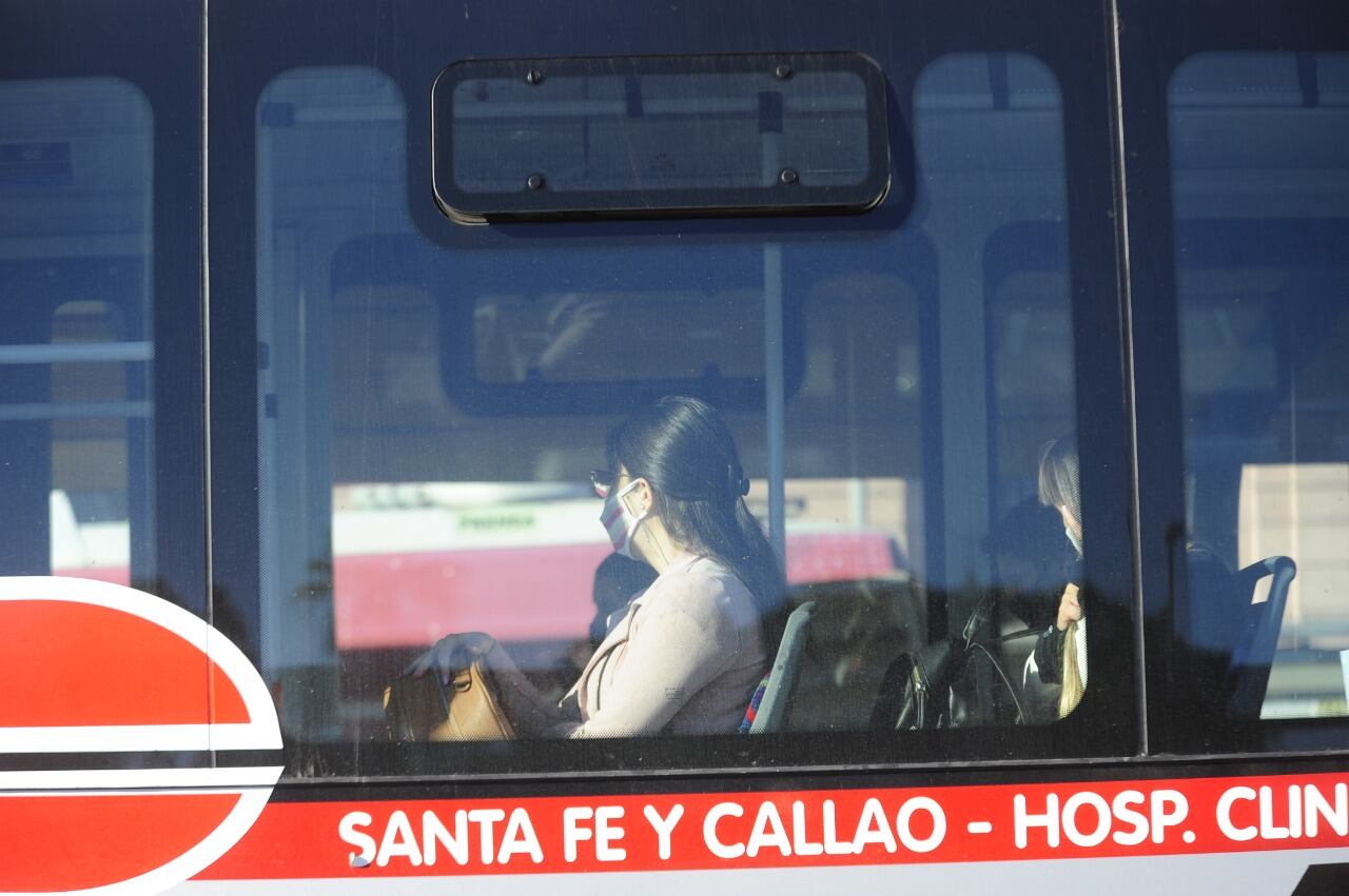 Colectivos con ventanas abiertas para ventilar las unidades ante el avance de la segunda ola de COVID-19. (Clarín)