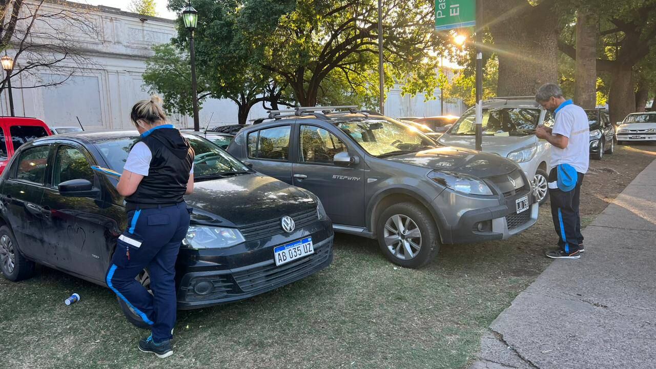 El personal municipal empezó a labrar las actas a la tarde, a metros de Avenida Pellegrini.