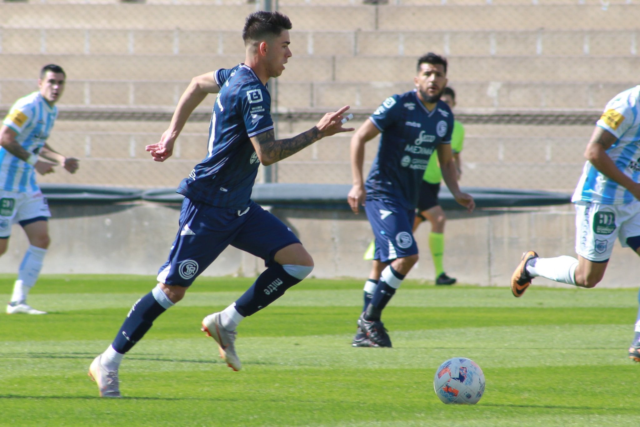 Independiente Rivadavia jugó de local en el estadio Bicentenario de San Juan, ante Gimnasia de Jujuy.