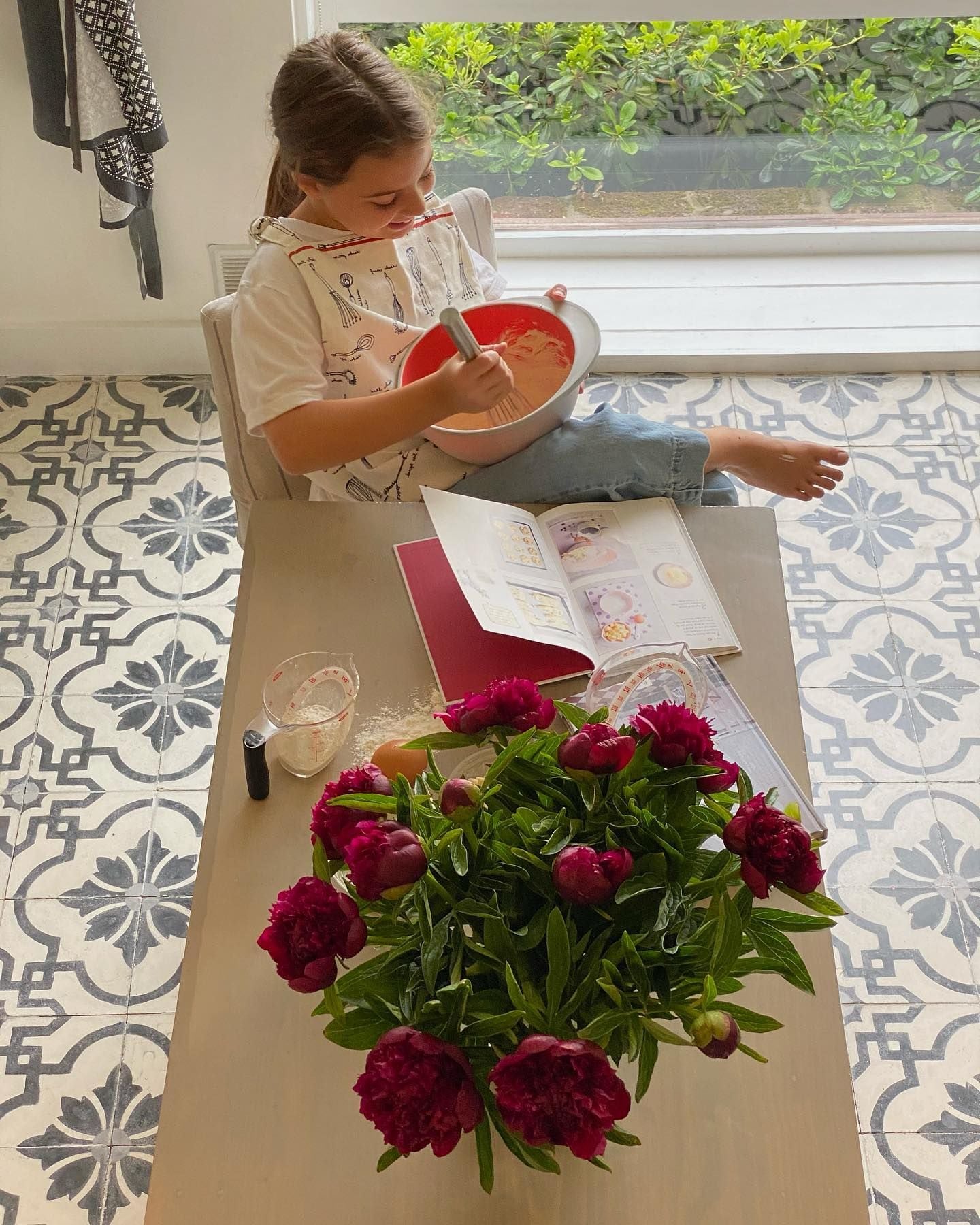 La sofisticada cocina de Juliana Awada: al lado de la huerta y cálidos detalles de decoración