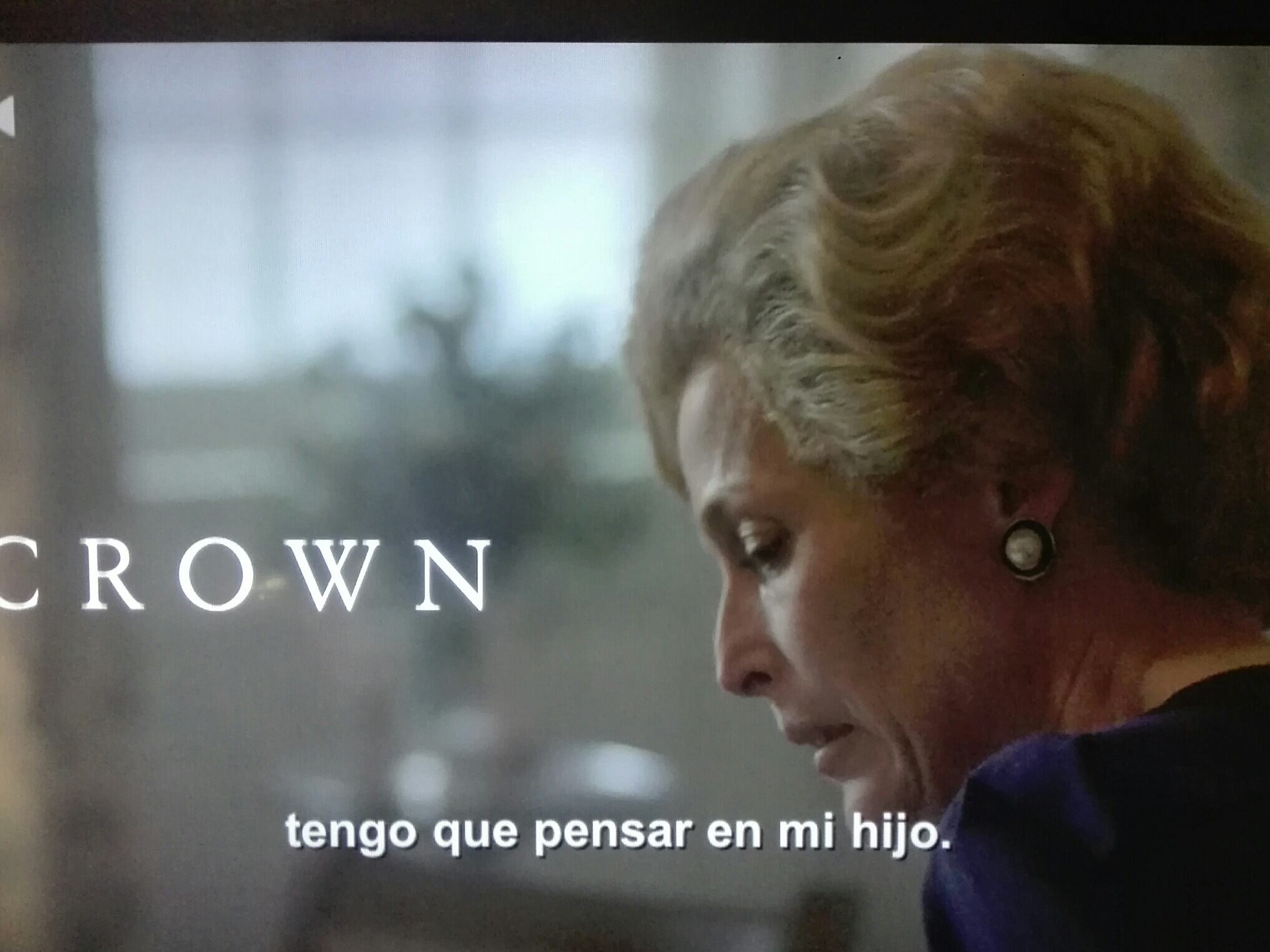 "Tengo que pensar en mi hijo". Thatcher (Gillian Anderson), respondiendo a los emisarios de la cancillería cuando le advierten del incidente que estaba sucediendo en el Atlántico Sur con Argentina; algo absolutamente erróneo en la serie. Es que el extravío y posterior hallazgo de su hijo en el París-Dakar '82 había sido dos meses atrás...