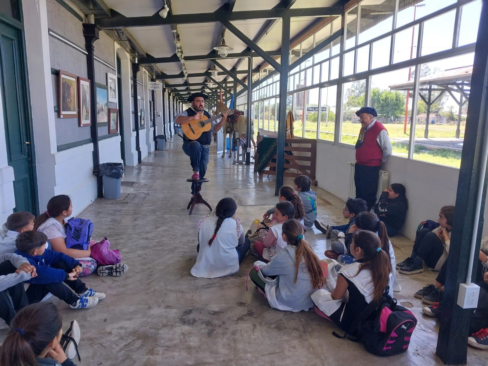 Mes de la Tradición: Alumnos de diferentes instituciones educativas visitan la exposición del CCE