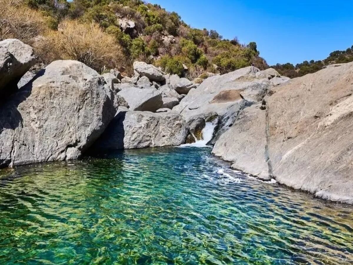 El río de Córdoba que tiene playa, isla, ollas profundas y aguas “turquesas”