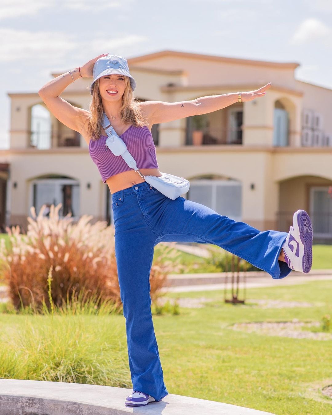 Jésica Cirio relajada y con un look súper canchero.